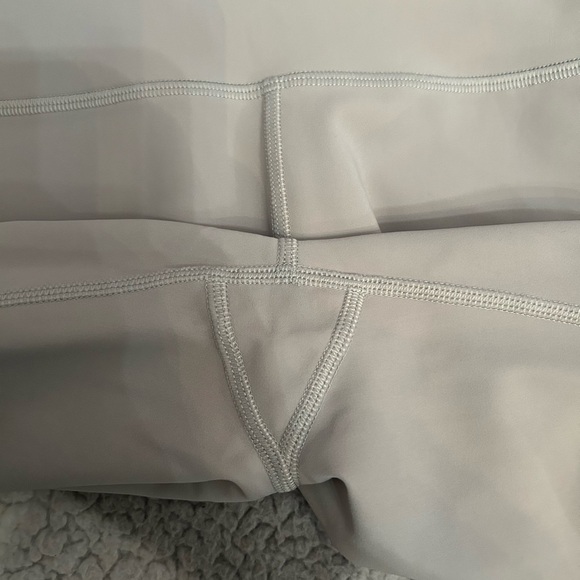 Alo Yoga Women’s High Waisted Ripped grey color Warrior Leggings Size Small - Picture 5 of 6